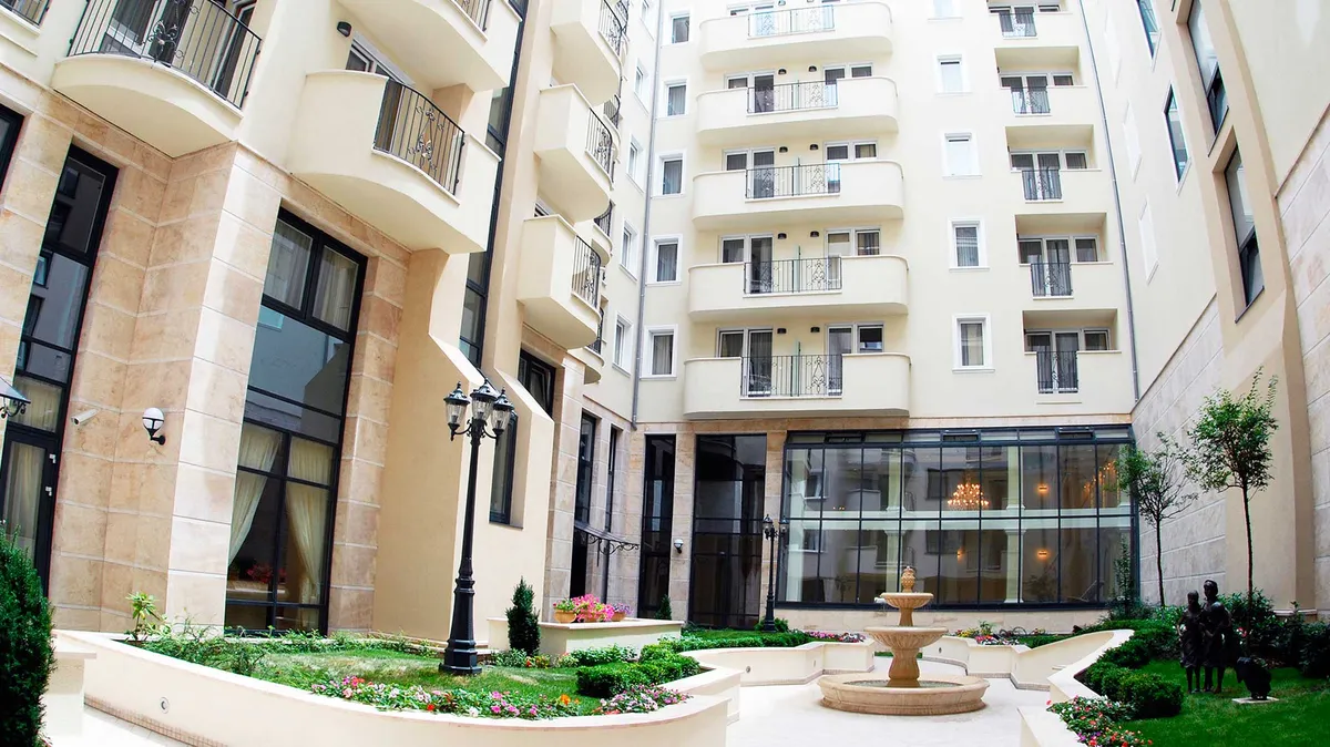 Queen’s Court Hotel & Residence